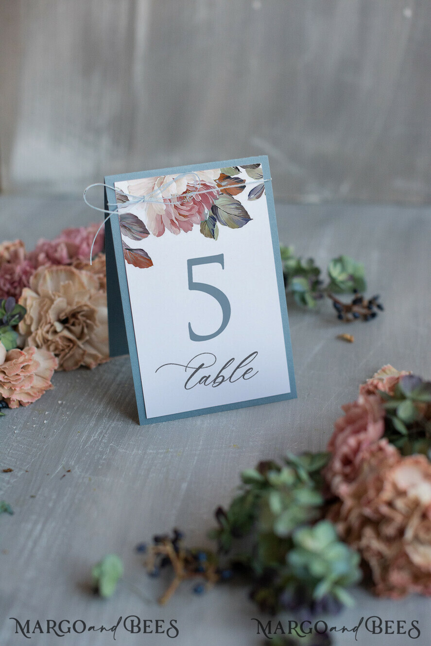 TISCHDEKORATIONSCHILDER   romantisch Romantische staubblaue Tischnummern, elegante Hochzeittischkarten mit Schnur, florale Boho Tischdekoration, luxuriöse Tischnummer mit Blumen, einfache ästhetische Nummer.