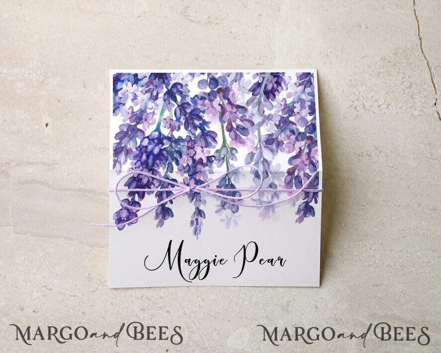 PLATZKARTEN / TISCHKARTEN  
 Boho Eleganz Bold Linie Zarte weiße Hochzeitsplatzkarten mit lila Schnur, zarte lila Blumen-Grafik, moderne Hochzeitsnamensschilder, einzigartige Hochzeitsstationery, Lavendel-Escortkarten.
