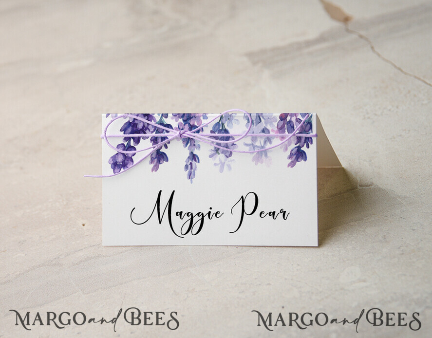 PLATZKARTEN / TISCHKARTEN  
 Boho Eleganz Bold Linie Zarte weiße Hochzeitsplatzkarten mit lila Schnur, zarte lila Blumen-Grafik, moderne Hochzeitsnamensschilder, einzigartige Hochzeitsstationery, Lavendel-Escortkarten.