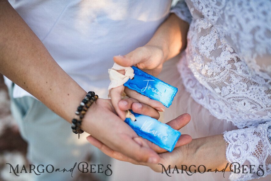 PLATZKARTEN / TISCHKARTEN  
 Boho Eleganz Bold Linie Zarte blaue Hochzeitsplatzkarten, Aquarell-Design Namensschilder mit Band, einzigartige Hochzeitsstationery, Strandhochzeit Platzkarten, dekedged benutzerdefinierte Begleitkarten.