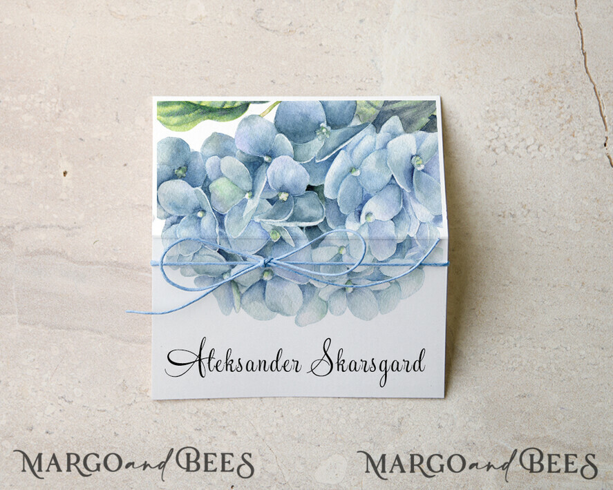 PLATZKARTEN / TISCHKARTEN  
 Boho Eleganz Bold Linie Zarte weiße Hochzeitstischkarten mit blauer Schnur, elegantes staubiges blaues Blumenmuster, moderne Designhochzeitsnamensschilder, Hortensie benutzerdefinierte Gästennamenskarten.
