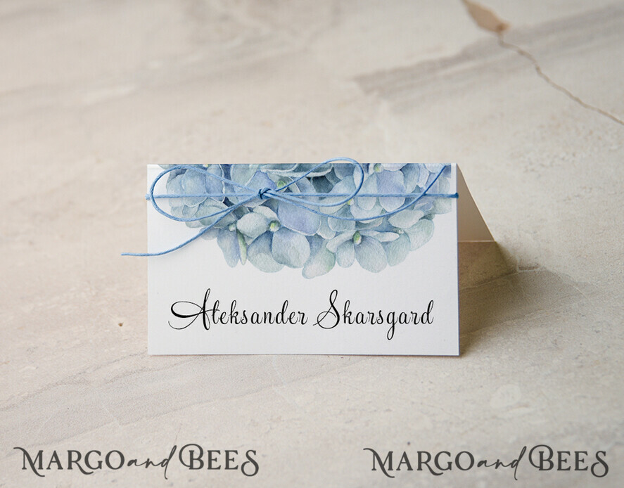 PLATZKARTEN / TISCHKARTEN  
 Boho Eleganz Bold Linie Zarte weiße Hochzeitstischkarten mit blauer Schnur, elegantes staubiges blaues Blumenmuster, moderne Designhochzeitsnamensschilder, Hortensie benutzerdefinierte Gästennamenskarten.