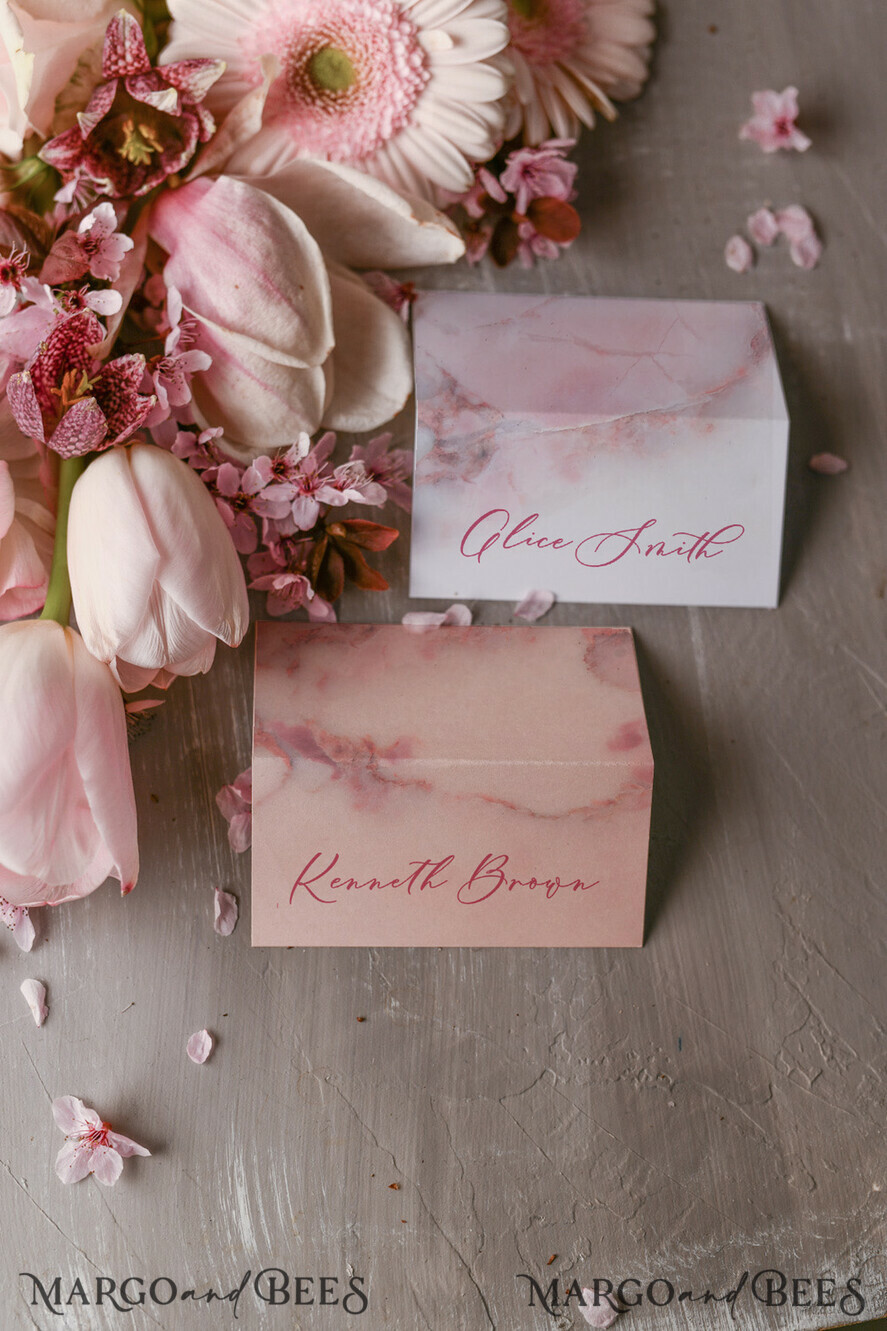 PLATZKARTEN / TISCHKARTEN  
 Eleganz Floral Chic Romantische Blush-Pink Marmor-Hochzeitsplatzkarten mit pinkfarbigem, individuell gestaltetem Text, elegante Schreibwaren-Namenskarten für Ihre Hochzeitstische, luxuriöse weiße Marmor-Platzkarten.