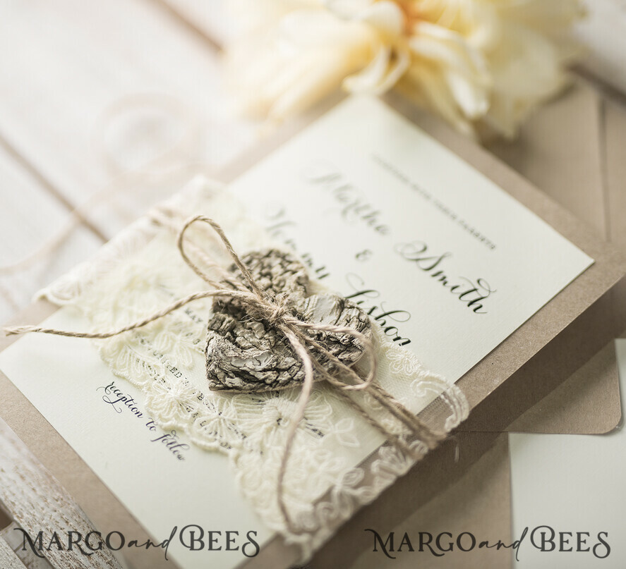 HOCHZEITS EINLADUNGEN rustikal / Landhausstil / Shabby Chic Rustikale Hochzeitseinladungen mit Vintage-Spitze und Holzherz Bastelumschlag Einfache elegante Schreibwaren