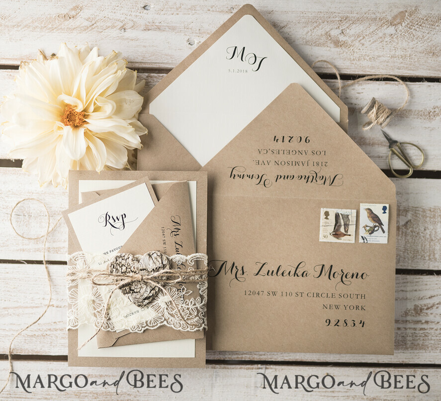 HOCHZEITS EINLADUNGEN rustikal / Landhausstil / Shabby Chic Rustikale Hochzeitseinladungen mit Vintage-Spitze und Holzherz Bastelumschlag Einfache elegante Schreibwaren