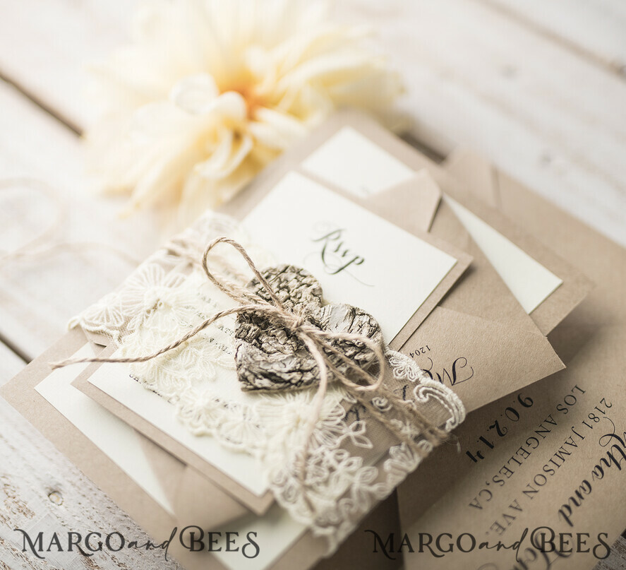 HOCHZEITS EINLADUNGEN rustikal / Landhausstil / Shabby Chic Rustikale Hochzeitseinladungen mit Vintage-Spitze und Holzherz Bastelumschlag Einfache elegante Schreibwaren