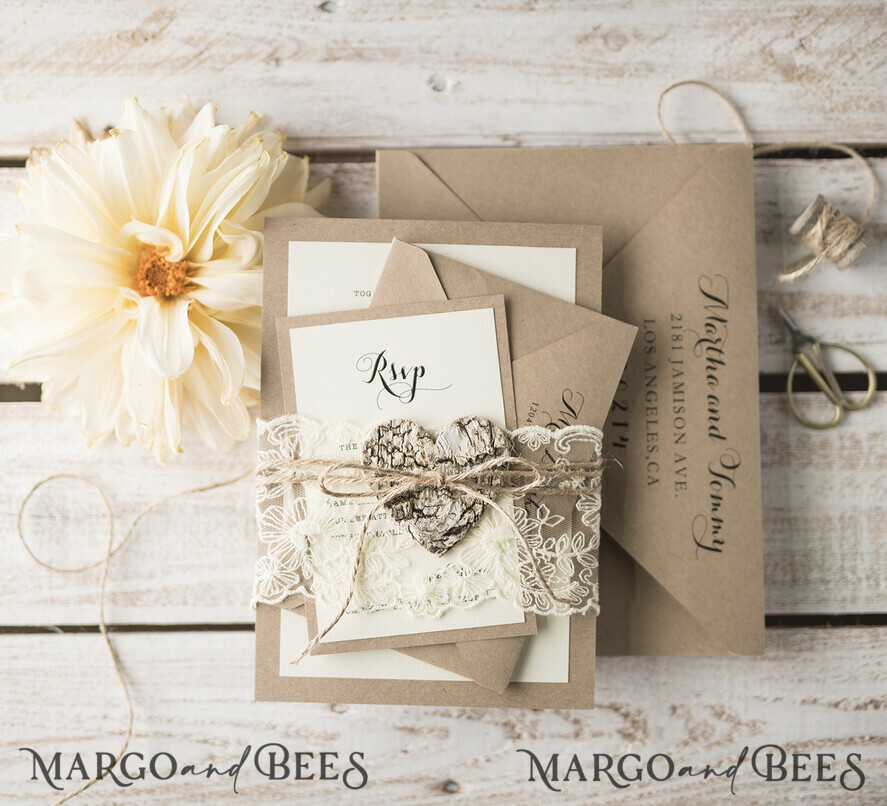 HOCHZEITS EINLADUNGEN rustikal / Landhausstil / Shabby Chic Rustikale Hochzeitseinladungen mit Vintage-Spitze und Holzherz Bastelumschlag Einfache elegante Schreibwaren