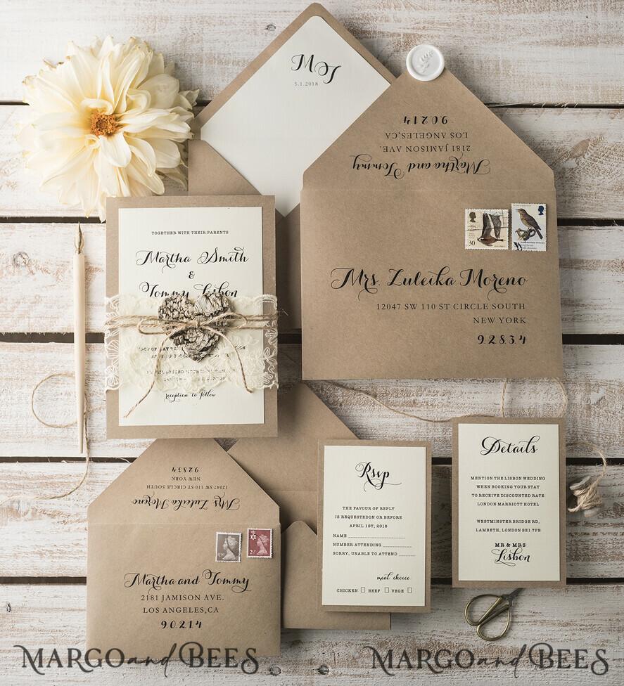 HOCHZEITS EINLADUNGEN rustikal / Landhausstil / Shabby Chic Rustikale Hochzeitseinladungen mit Vintage-Spitze und Holzherz Bastelumschlag Einfache elegante Schreibwaren