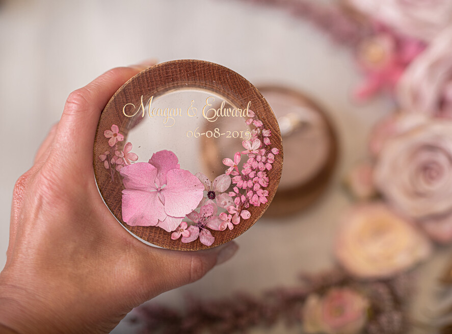 RINGTRÄGERBOXEN & KISSEN Epoxidharz Trauringe Box Personalisierte Hochzeitsbox für ihn und sie, gravierte Hochzeitsringbox • personalisierte rustikale Ringbox • echte Blumen in Epoxidharz Luxus-Ringbox