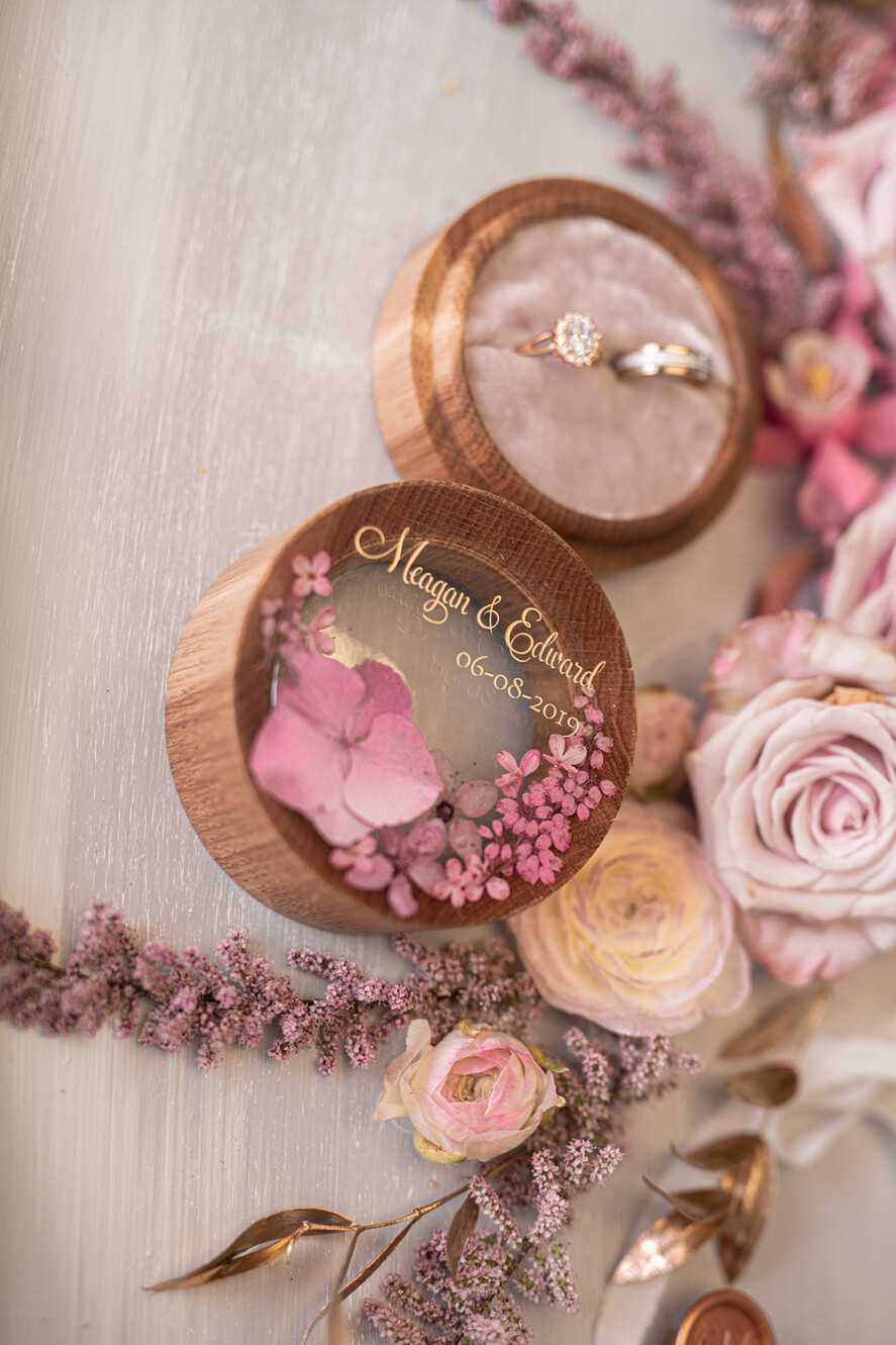 RINGTRÄGERBOXEN & KISSEN Epoxidharz Trauringe Box Personalisierte Hochzeitsbox für ihn und sie, gravierte Hochzeitsringbox • personalisierte rustikale Ringbox • echte Blumen in Epoxidharz Luxus-Ringbox