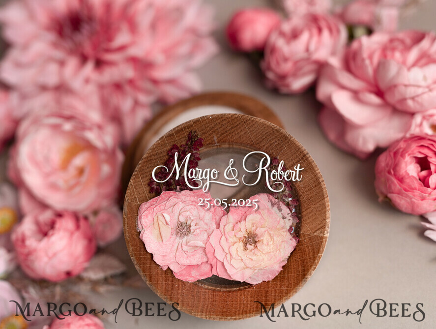 RINGTRÄGERBOXEN & KISSEN Epoxidharz Trauringe Box Elegante Epoxidharz-Hochzeitsringbox, personalisierte Harzringbox mit Gravur, minimalistische Hochzeitsringbox mit echten Blumen und Samt, rustikale Hochzeitsstationery.