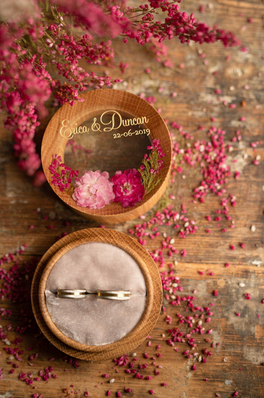 RINGTRÄGERBOXEN & KISSEN Epoxidharz Trauringe Box Personalisierte Hochzeitsringbox für 2 oder 3 Ringe, Holzringbox • rustikale Ringträgerbox • echte Blumen in Harz Luxusringbox