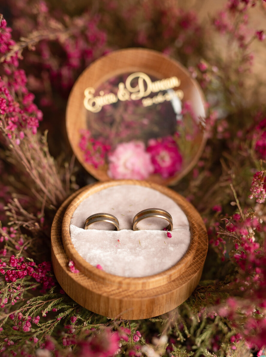 RINGTRÄGERBOXEN & KISSEN Epoxidharz Trauringe Box Personalisierte Hochzeitsringbox für 2 oder 3 Ringe, Holzringbox • rustikale Ringträgerbox • echte Blumen in Harz Luxusringbox
