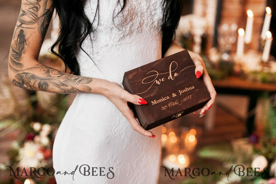 RINGTRÄGERBOXEN & KISSEN Epoxidharz Trauringe Box Personalisierte Ringbox für Eheringe, gravierte Eheringbox • personalisierte rustikale Ringbox • echte Blumen in Epoxidharz Luxus-Ringbox