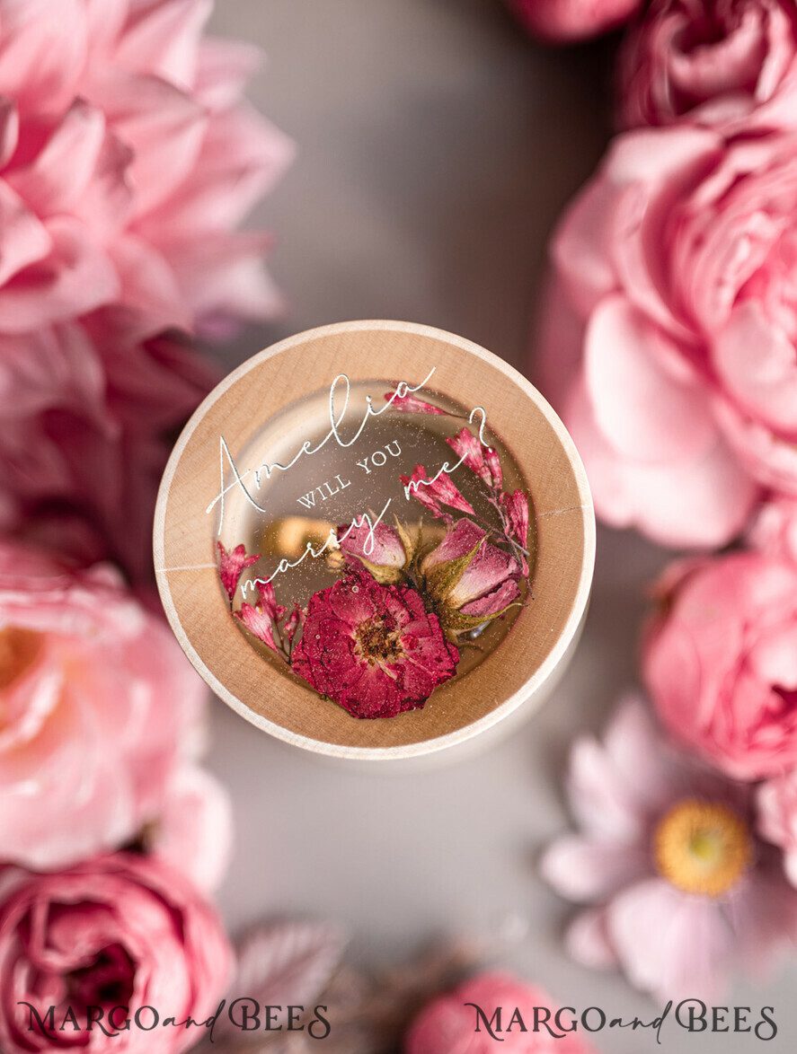 RINGTRÄGERBOXEN & KISSEN Epoxidharz Trauringe Box Luxuriöse Resin-Hochzeitsringbox, minimalistische gravierte echte Blumenringbox, personalisierte Epoxidbox mit nudevelours, rustikale maßgeschneiderte Ringbox.