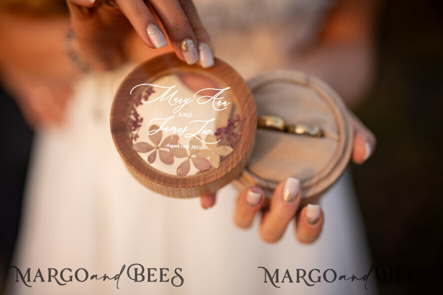 RINGTRÄGERBOXEN & KISSEN Epoxidharz Trauringe Box Luxus Harz Hochzeitsringbox, minimalistische gravierte echte Blumenringbox, personalisierte Epoxidbox mit nude Samt, rustikale maßgeschneiderte Ringbox.