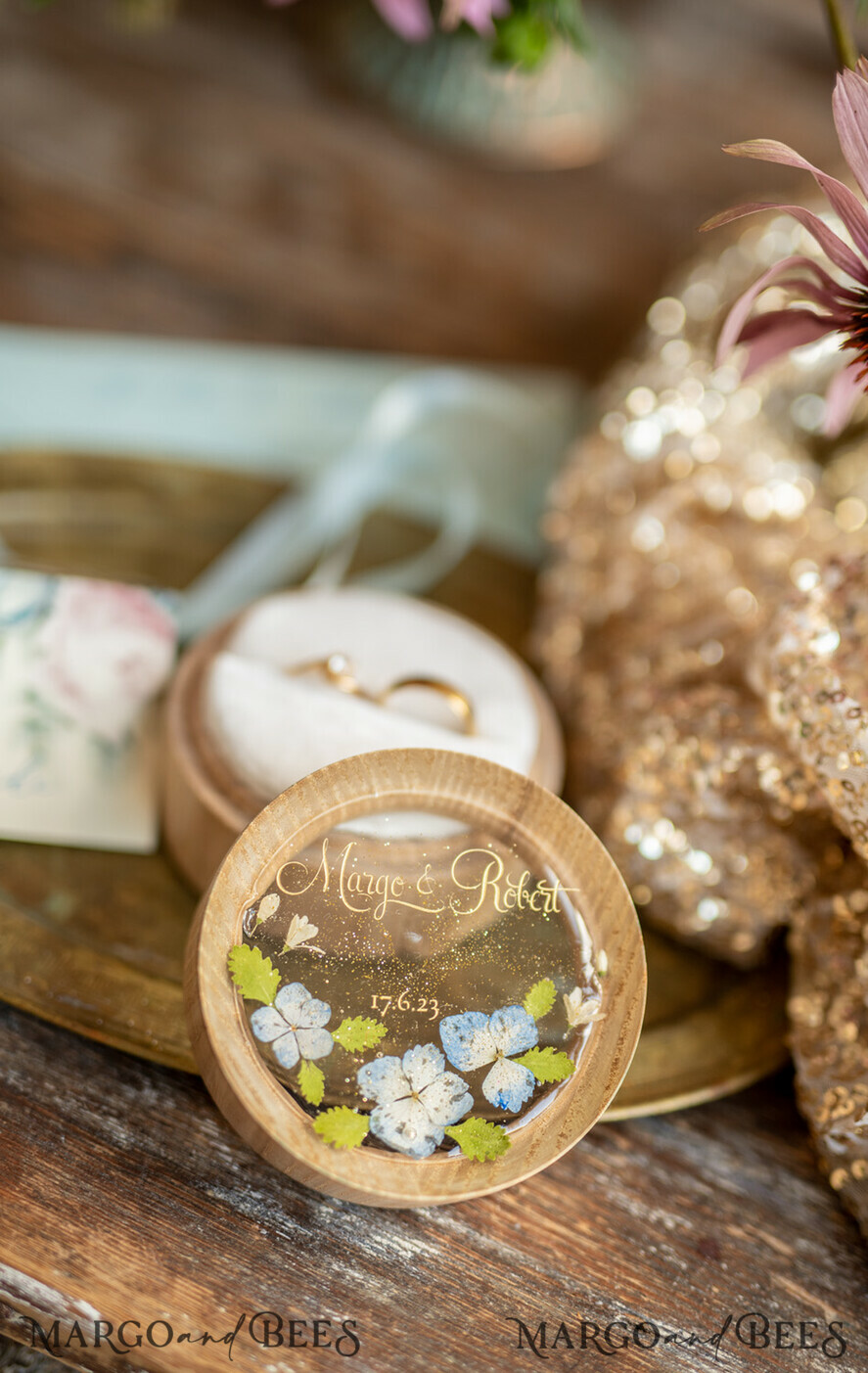 RINGTRÄGERBOXEN & KISSEN Epoxidharz Trauringe Box Personalisierte Ringbox für 2 oder 3 Ringe, Holzringbox • rustikale Ringbox • echte Blumen in Harz Luxus-Ringbox