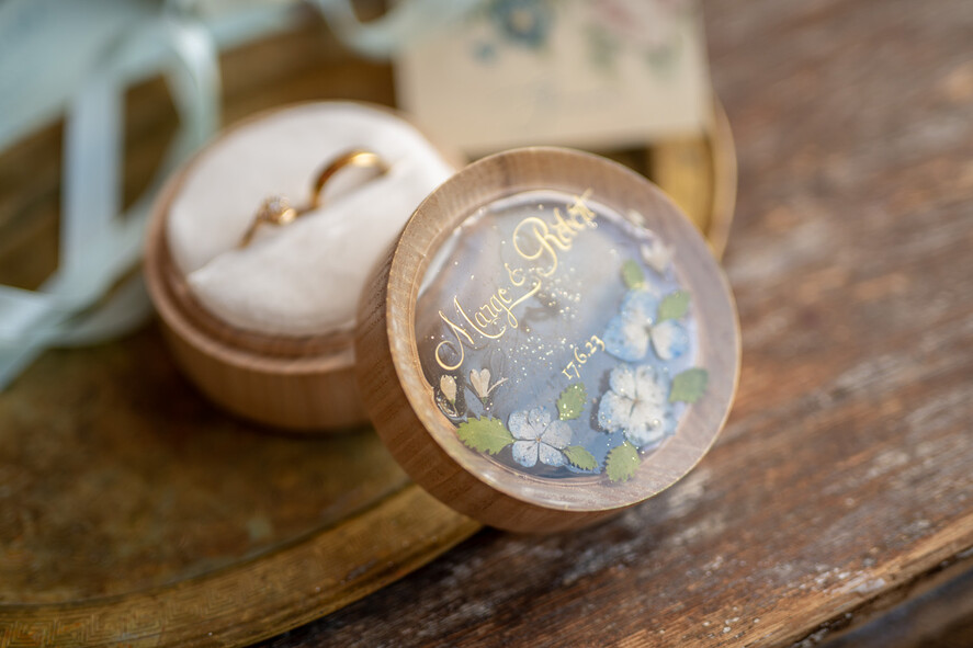 RINGTRÄGERBOXEN & KISSEN Epoxidharz Trauringe Box Personalisierte Ringbox für 2 oder 3 Ringe, Holzringbox • rustikale Ringbox • echte Blumen in Harz Luxus-Ringbox