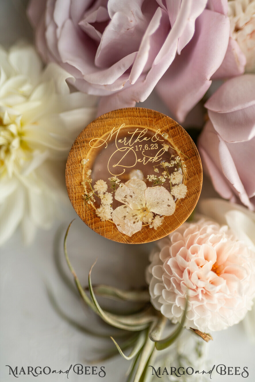 RINGTRÄGERBOXEN & KISSEN Epoxidharz Trauringe Box Personalisierte Hochzeitsringbox für 2 oder 3 Ringe, gravierte Hochzeitsringbox • personalisierte rustikale Ringbox • echte Blumen in Epoxidharz Luxus-Ringbox