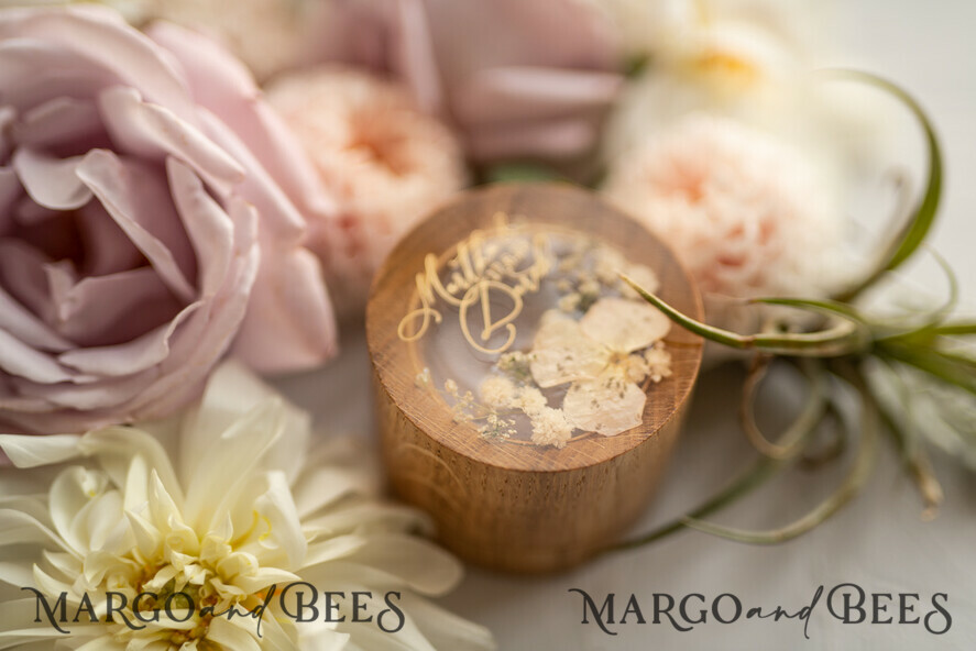 RINGTRÄGERBOXEN & KISSEN Epoxidharz Trauringe Box Personalisierte Hochzeitsringbox für 2 oder 3 Ringe, gravierte Hochzeitsringbox • personalisierte rustikale Ringbox • echte Blumen in Epoxidharz Luxus-Ringbox