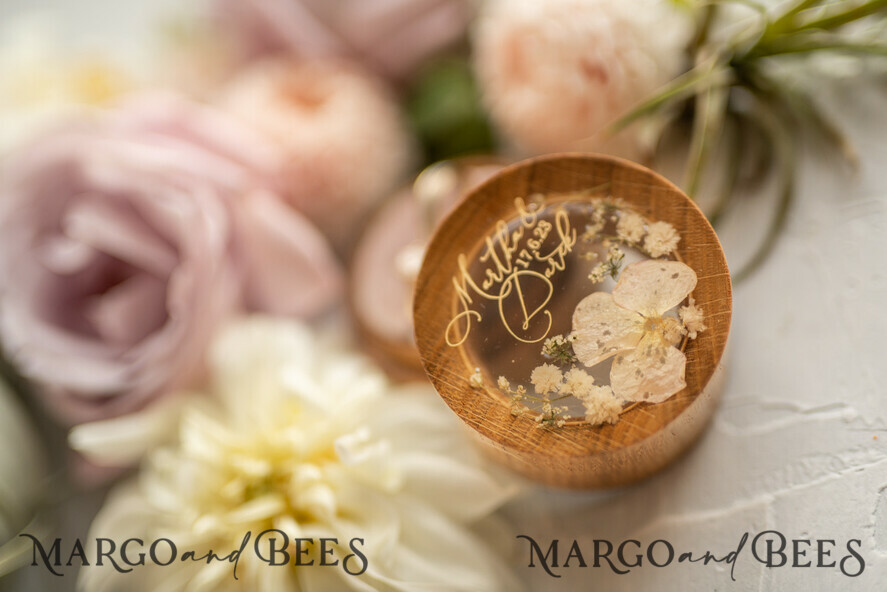 RINGTRÄGERBOXEN & KISSEN Epoxidharz Trauringe Box Personalisierte Hochzeitsringbox für 2 oder 3 Ringe, gravierte Hochzeitsringbox • personalisierte rustikale Ringbox • echte Blumen in Epoxidharz Luxus-Ringbox