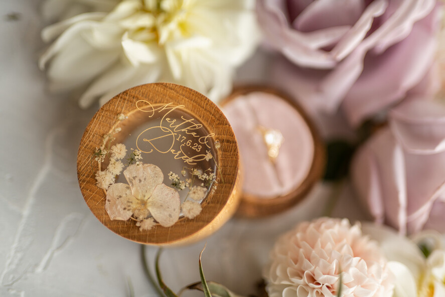 RINGTRÄGERBOXEN & KISSEN Epoxidharz Trauringe Box Personalisierte Hochzeitsringbox für 2 oder 3 Ringe, gravierte Hochzeitsringbox • personalisierte rustikale Ringbox • echte Blumen in Epoxidharz Luxus-Ringbox