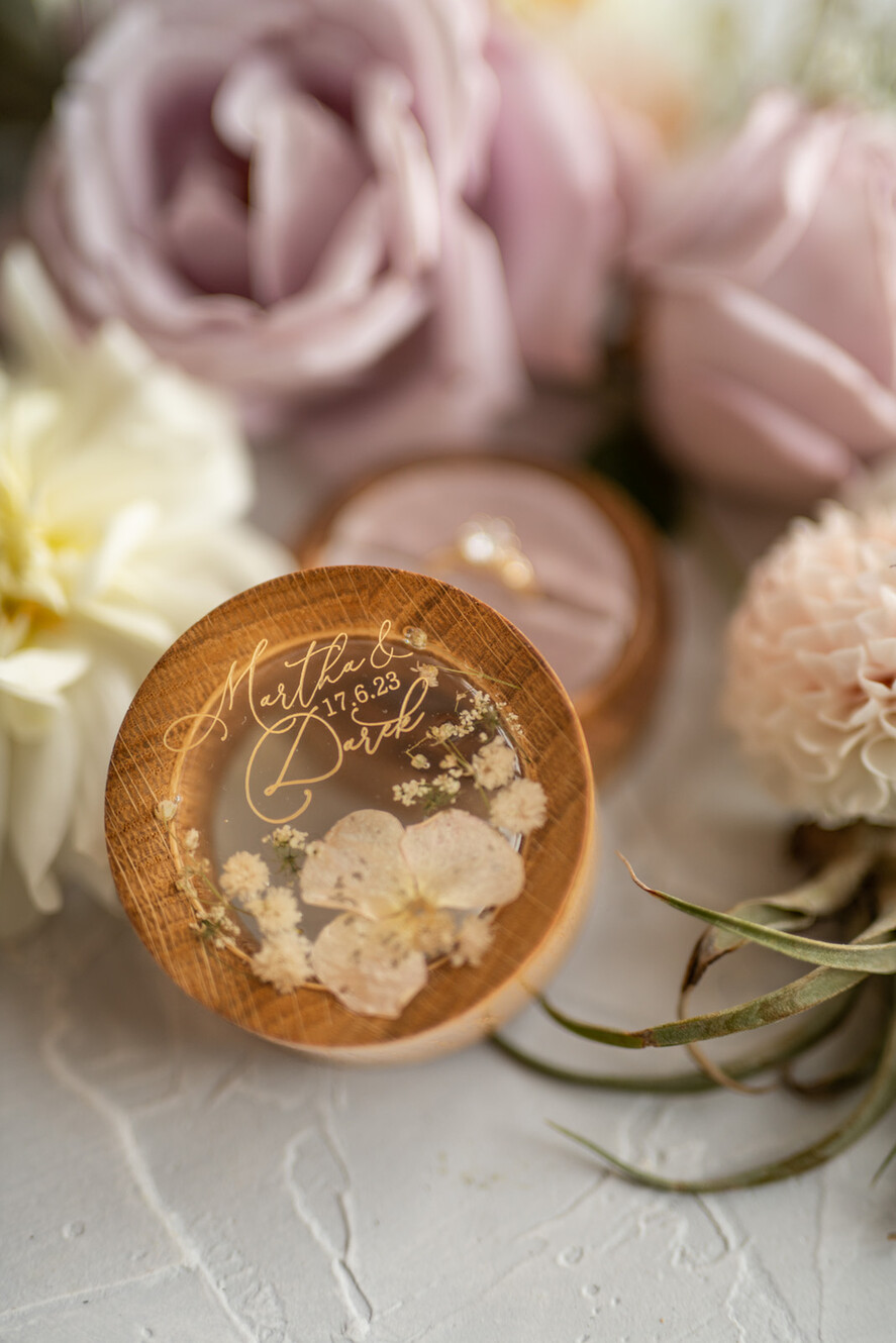 RINGTRÄGERBOXEN & KISSEN Epoxidharz Trauringe Box Personalisierte Hochzeitsringbox für 2 oder 3 Ringe, gravierte Hochzeitsringbox • personalisierte rustikale Ringbox • echte Blumen in Epoxidharz Luxus-Ringbox