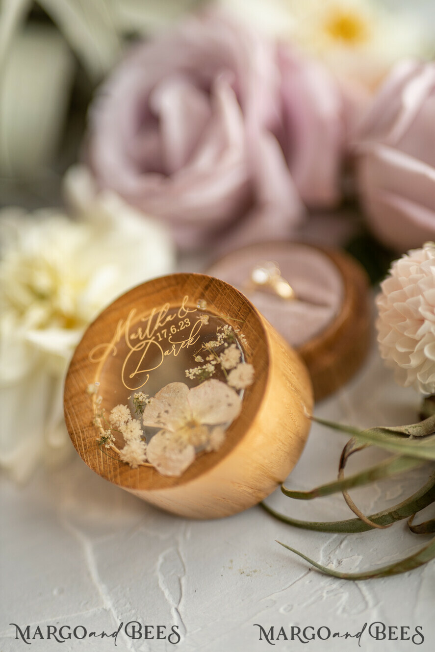RINGTRÄGERBOXEN & KISSEN Epoxidharz Trauringe Box Personalisierte Hochzeitsringbox für 2 oder 3 Ringe, gravierte Hochzeitsringbox • personalisierte rustikale Ringbox • echte Blumen in Epoxidharz Luxus-Ringbox