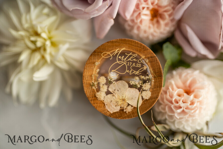 RINGTRÄGERBOXEN & KISSEN Epoxidharz Trauringe Box Personalisierte Hochzeitsringbox für 2 oder 3 Ringe, gravierte Hochzeitsringbox • personalisierte rustikale Ringbox • echte Blumen in Epoxidharz Luxus-Ringbox