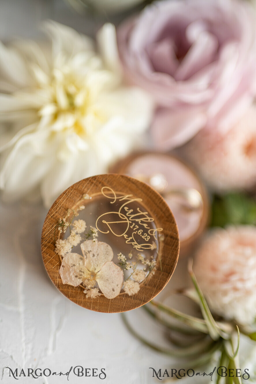 RINGTRÄGERBOXEN & KISSEN Epoxidharz Trauringe Box Personalisierte Hochzeitsringbox für 2 oder 3 Ringe, gravierte Hochzeitsringbox • personalisierte rustikale Ringbox • echte Blumen in Epoxidharz Luxus-Ringbox