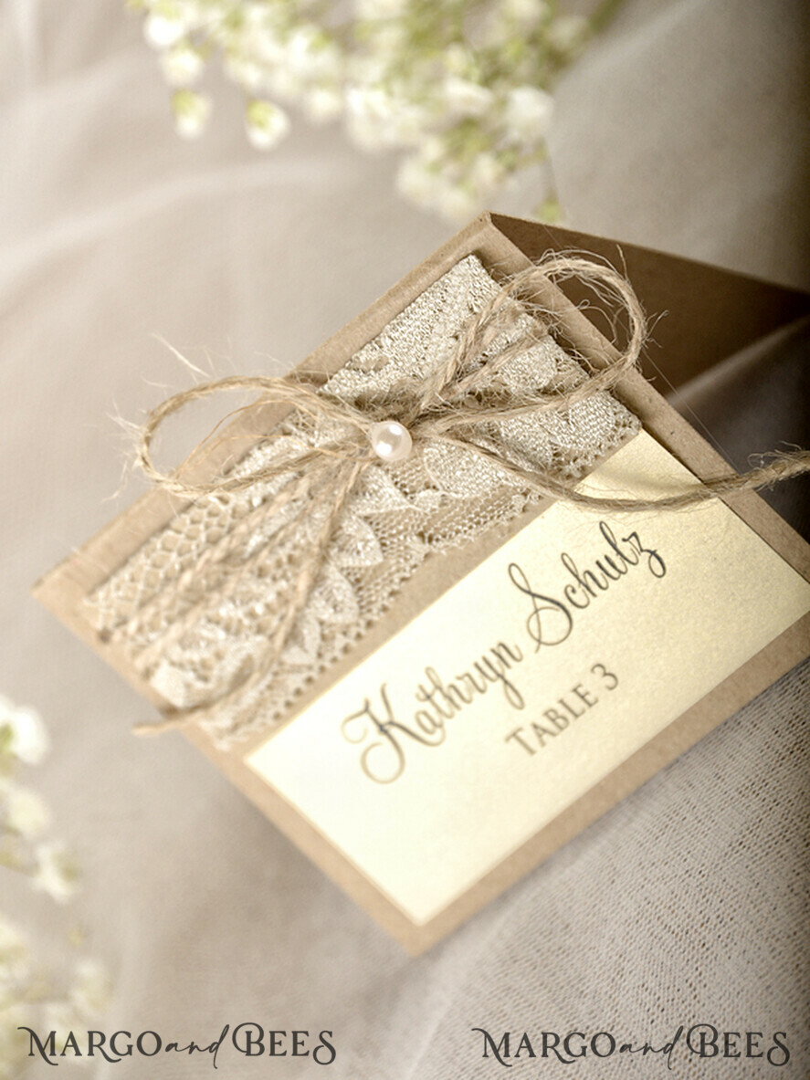 PLATZKARTEN / TISCHKARTEN  
 Rustikale Eco-Hochzeitsplatzkarten Shimmer Ecru Eco Hochzeitsplatzkarten, Rustikale Platzkarten, Spitzen- und Juteschnur-Hochzeitsnamenskarten mit Perlen-Dekor, Eco Rustikale Namensschilder, bearbeitbarer Text