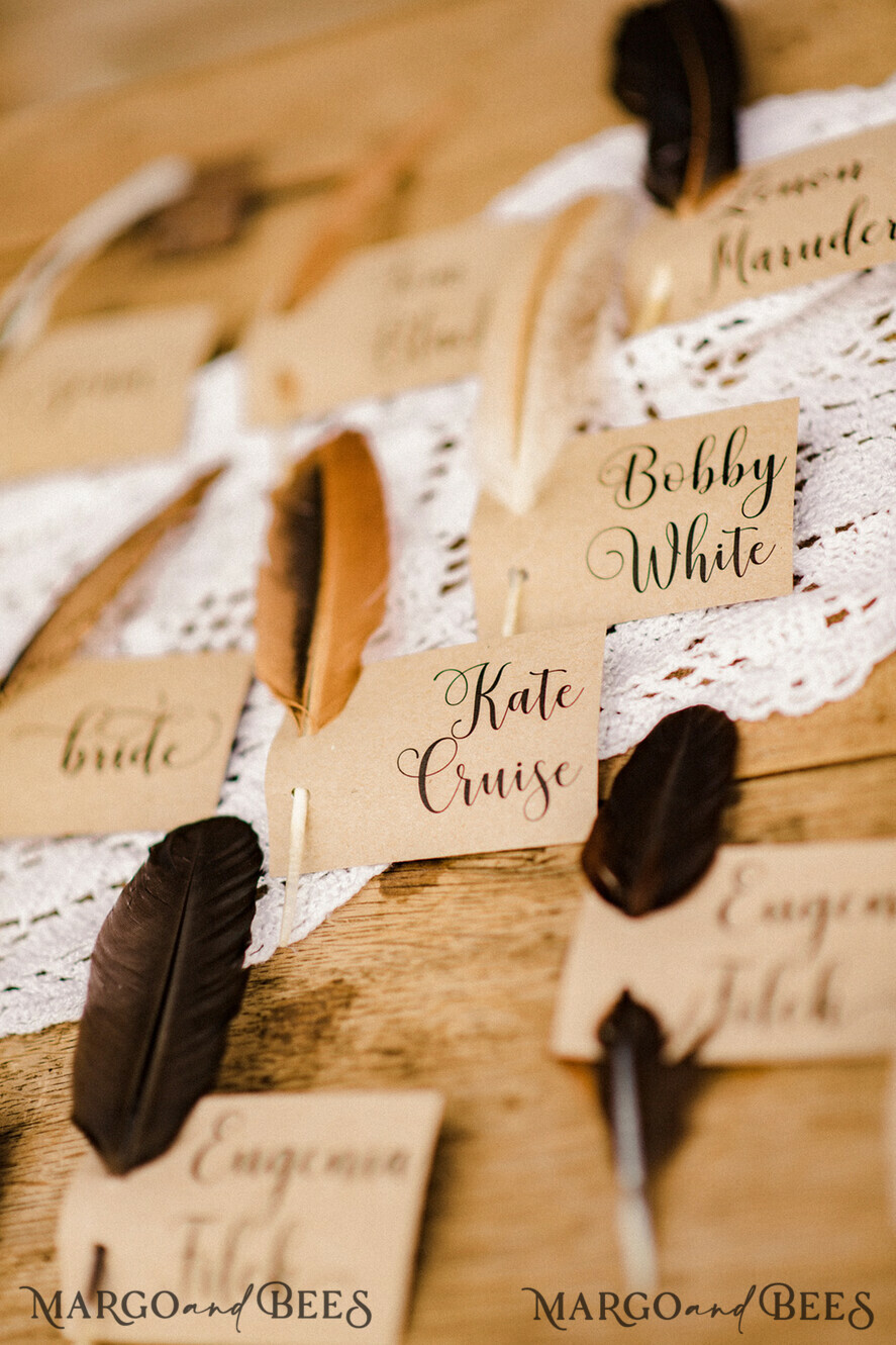PLATZKARTEN / TISCHKARTEN  
 Rustikale Eco-Hochzeitsplatzkarten Rustikale Eco Braune Hochzeitsplatzkarten, minimalistische Namensschilder mit Federn und schwarzem kalligraphischem Druck, Boho Hochzeits-Spitzenkarten, individuelle Text-Einladungen