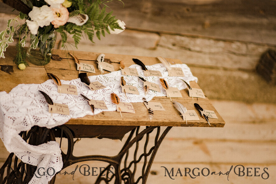 PLATZKARTEN / TISCHKARTEN  
 Rustikale Eco-Hochzeitsplatzkarten Rustikale Eco Braune Hochzeitsplatzkarten, minimalistische Namensschilder mit Federn und schwarzem kalligraphischem Druck, Boho Hochzeits-Spitzenkarten, individuelle Text-Einladungen