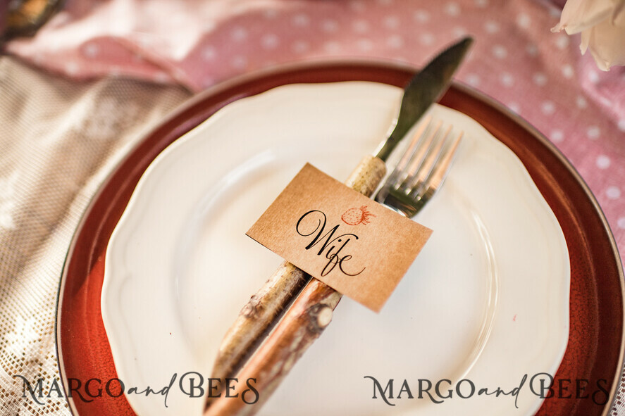 PLATZKARTEN / TISCHKARTEN  
 Rustikale Eco-Hochzeitsplatzkarten Minimalistische Eco Hochzeitsplatzkarten, Rustikale Eco braune Escortkarten, Erdbeer Hochzeitsnamensschilder, Einzigartige Hochzeitsstationery, Individuelle Text Hochzeitsplatzkarten