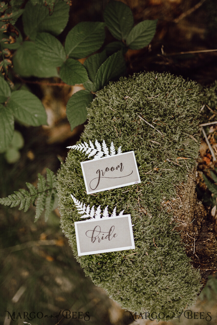 PLATZKARTEN / TISCHKARTEN  
 Rustikale Eco-Hochzeitsplatzkarten Einzigartige weiße Hochzeitsplatzkarten, rustikale Hochzeitsnamensschilder, Waldhochzeitsstationery, elegante schwarze Kalligrafiedrucke, Papierfarn-Dekor individuelle Platzkarten.