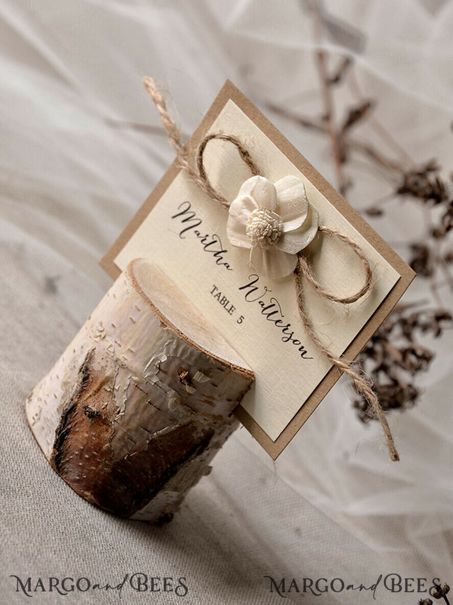 PLATZKARTEN / TISCHKARTEN  
 Rustikale Eco-Hochzeitsplatzkarten Minimalistische Ecru Hochzeitsplatzkarten, rustikale Namensschilder, einfache romantische Hochzeitsnamensschilder mit Blumendekor und Jute-Schnur, benutzerdefinierter Text, rustikale Platzkarten.