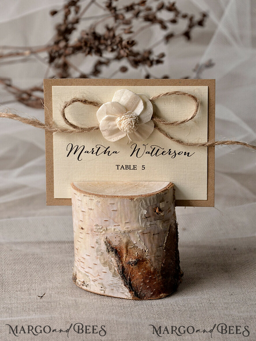 PLATZKARTEN / TISCHKARTEN  
 Rustikale Eco-Hochzeitsplatzkarten Minimalistische Ecru Hochzeitsplatzkarten, rustikale Namensschilder, einfache romantische Hochzeitsnamensschilder mit Blumendekor und Jute-Schnur, benutzerdefinierter Text, rustikale Platzkarten.