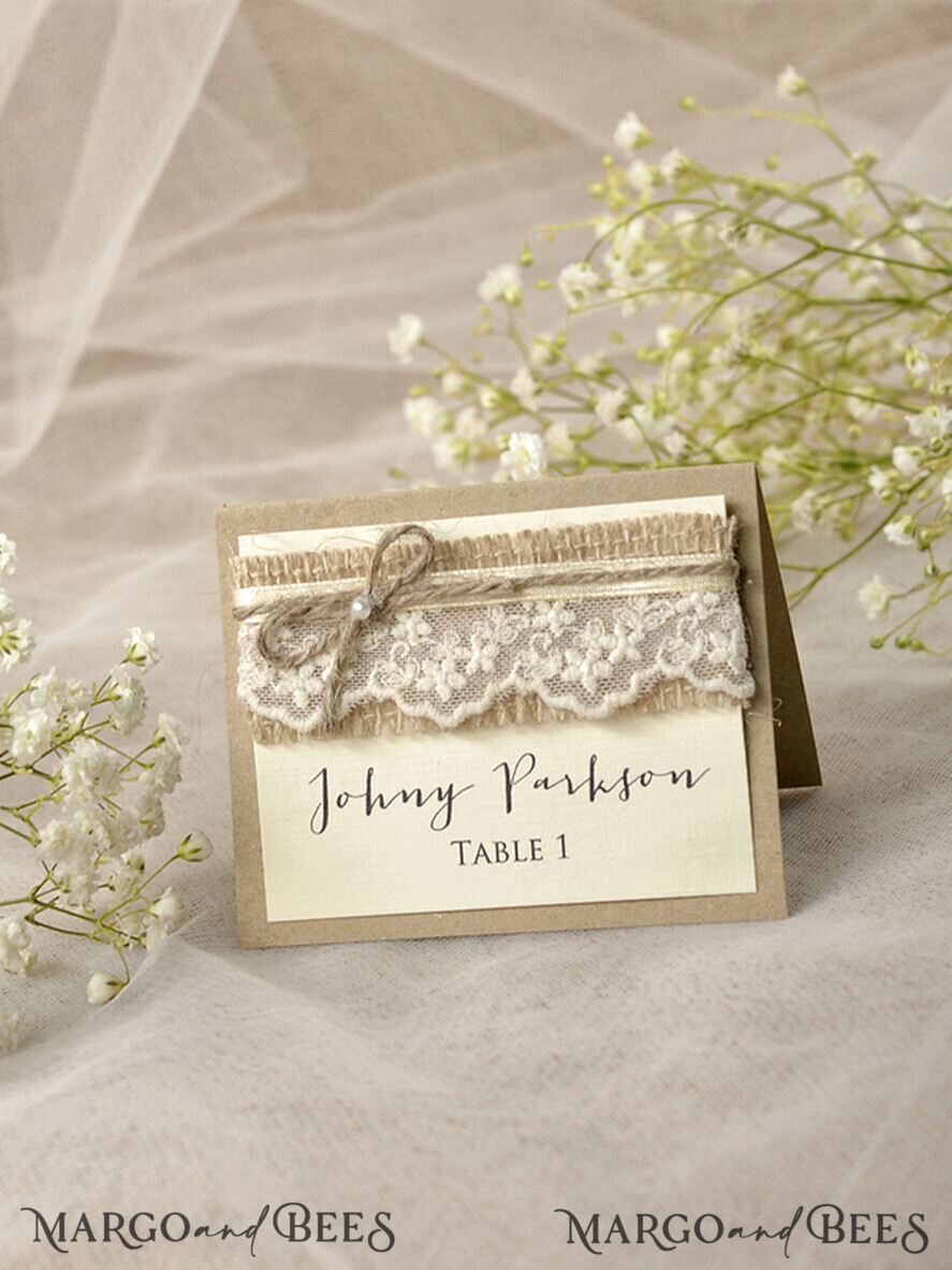 PLATZKARTEN / TISCHKARTEN  
 Rustikale Eco-Hochzeitsplatzkarten Ecru Eco Hochzeitsplatzkarten, rustikale Platzkarten, Spitzen- und Juteschnur-Hochzeitsnamenskarten mit Perlendekor, eco-rustikale Namensschilder, bearbeitbarer Text, romantische Dekoration.