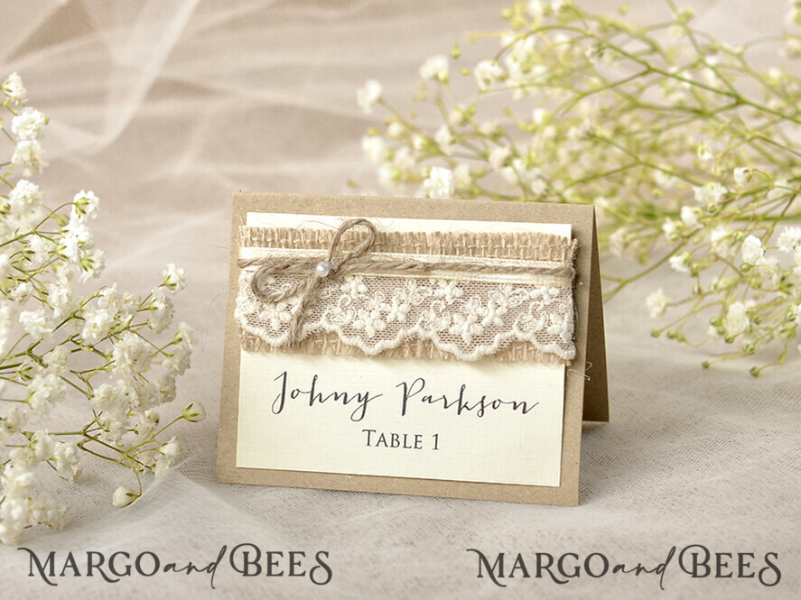 PLATZKARTEN / TISCHKARTEN  
 Rustikale Eco-Hochzeitsplatzkarten Ecru Eco Hochzeitsplatzkarten, rustikale Platzkarten, Spitzen- und Juteschnur-Hochzeitsnamenskarten mit Perlendekor, eco-rustikale Namensschilder, bearbeitbarer Text, romantische Dekoration.