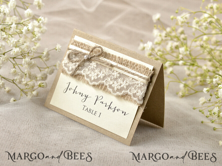 PLATZKARTEN / TISCHKARTEN  
 Rustikale Eco-Hochzeitsplatzkarten Ecru Eco Hochzeitsplatzkarten, rustikale Platzkarten, Spitzen- und Juteschnur-Hochzeitsnamenskarten mit Perlendekor, eco-rustikale Namensschilder, bearbeitbarer Text, romantische Dekoration.