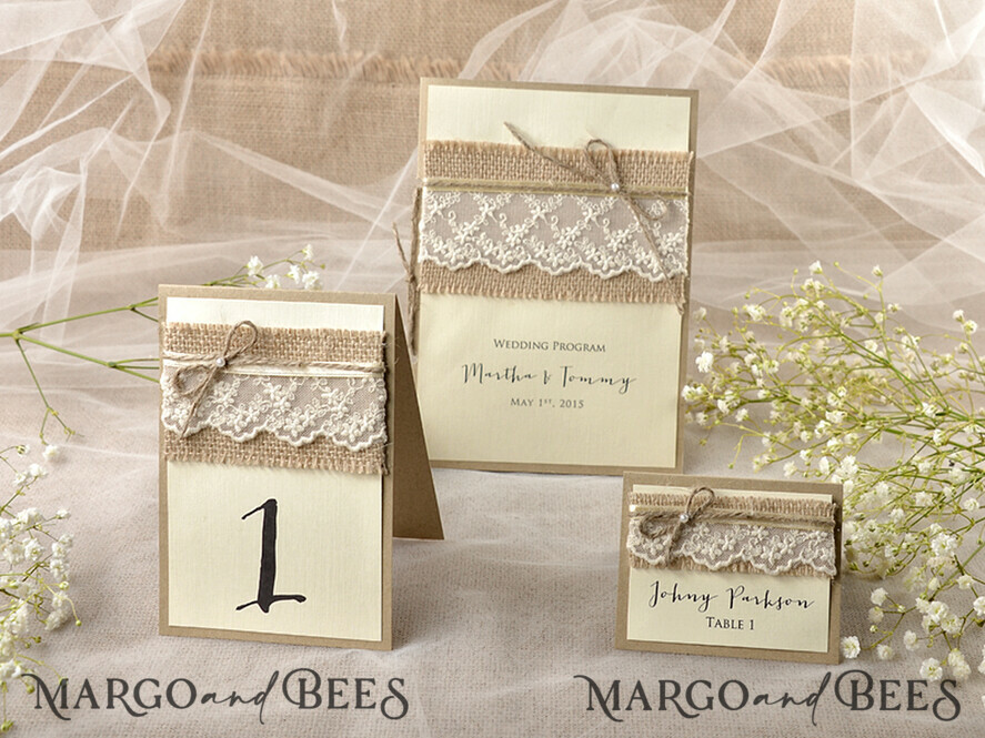 PLATZKARTEN / TISCHKARTEN  
 Rustikale Eco-Hochzeitsplatzkarten Ecru Eco Hochzeitsplatzkarten, rustikale Platzkarten, Spitzen- und Juteschnur-Hochzeitsnamenskarten mit Perlendekor, eco-rustikale Namensschilder, bearbeitbarer Text, romantische Dekoration.