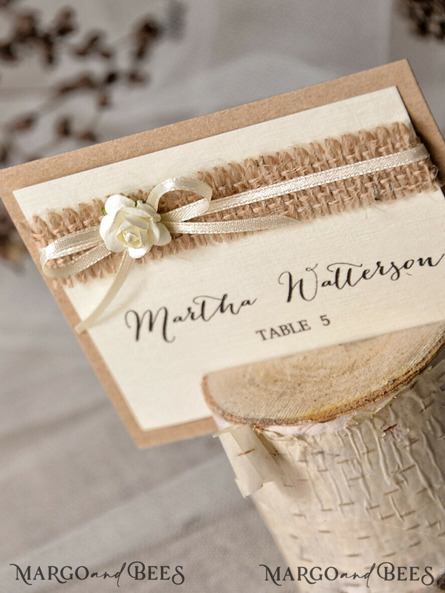 PLATZKARTEN / TISCHKARTEN  
 Rustikale Eco-Hochzeitsplatzkarten Minimalistische Ecru Hochzeitsplatzkarten, rustikale Namensschilder, romantische Hochzeitsnamensschilder mit Blumendekor, natürlichem Jute und ecrufarbenem Schleifenband, rustikale Platzkarten.