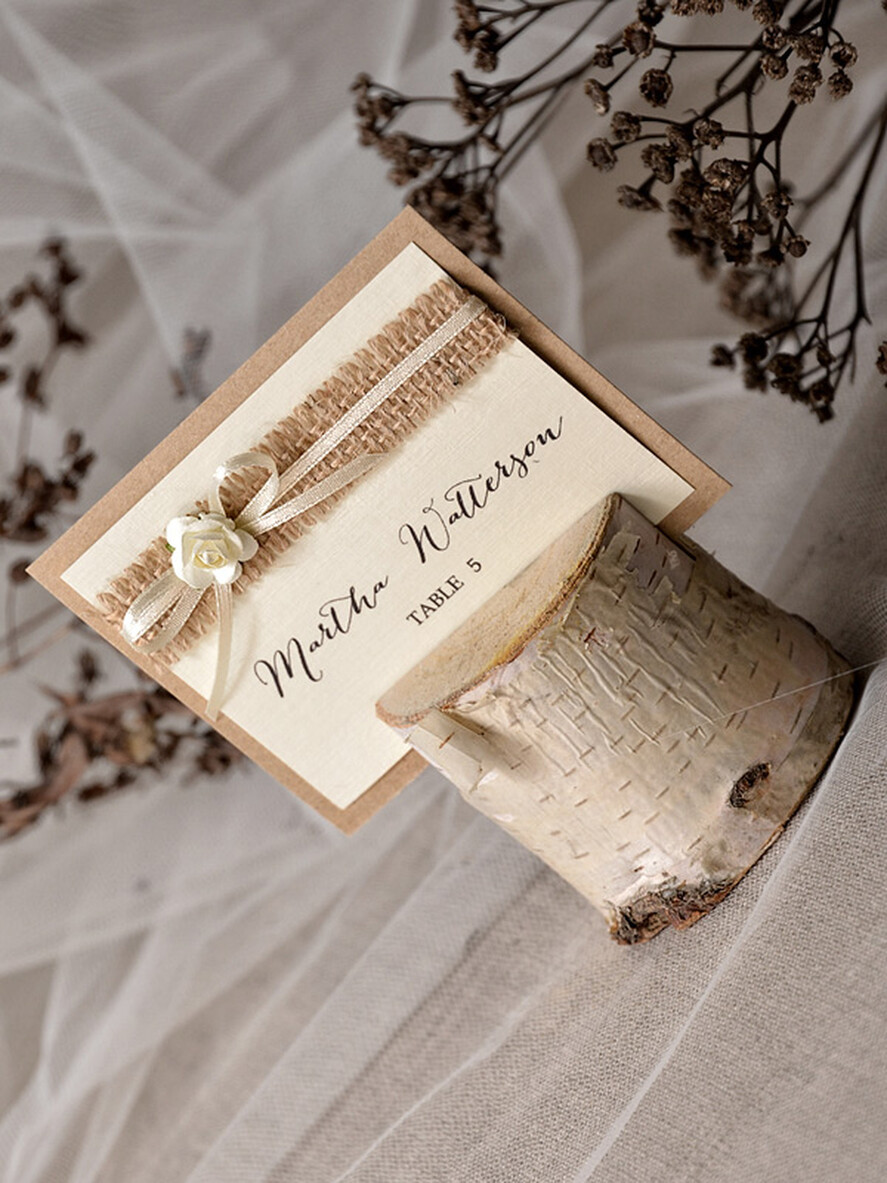 PLATZKARTEN / TISCHKARTEN  
 Rustikale Eco-Hochzeitsplatzkarten Minimalistische Ecru Hochzeitsplatzkarten, rustikale Namensschilder, romantische Hochzeitsnamensschilder mit Blumendekor, natürlichem Jute und ecrufarbenem Schleifenband, rustikale Platzkarten.