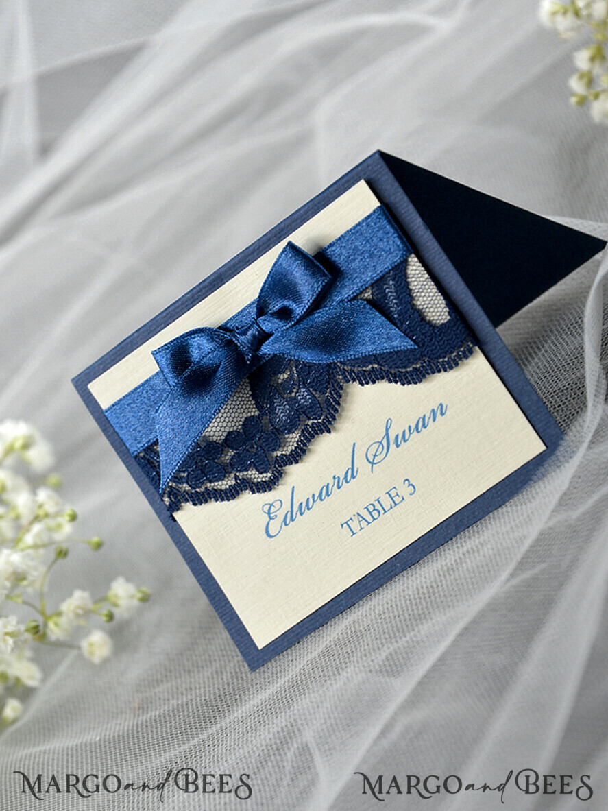 PLATZKARTEN / TISCHKARTEN  
 Rustikale Eco-Hochzeitsplatzkarten Elegante Ecru- und Marineblaue Hochzeitstischkarten, Rustikale Namensschilder, Romantische Hochzeitstischkarten mit Spitze und Ecru-Band, Individueller Text, Rustikale Hochzeitstischkarte