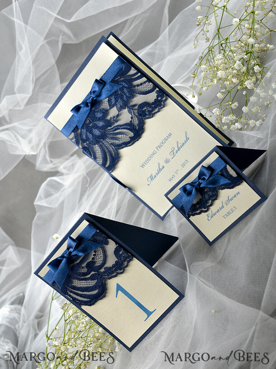 PLATZKARTEN / TISCHKARTEN  
 Rustikale Eco-Hochzeitsplatzkarten Elegante Ecru- und Marineblaue Hochzeitstischkarten, Rustikale Namensschilder, Romantische Hochzeitstischkarten mit Spitze und Ecru-Band, Individueller Text, Rustikale Hochzeitstischkarte