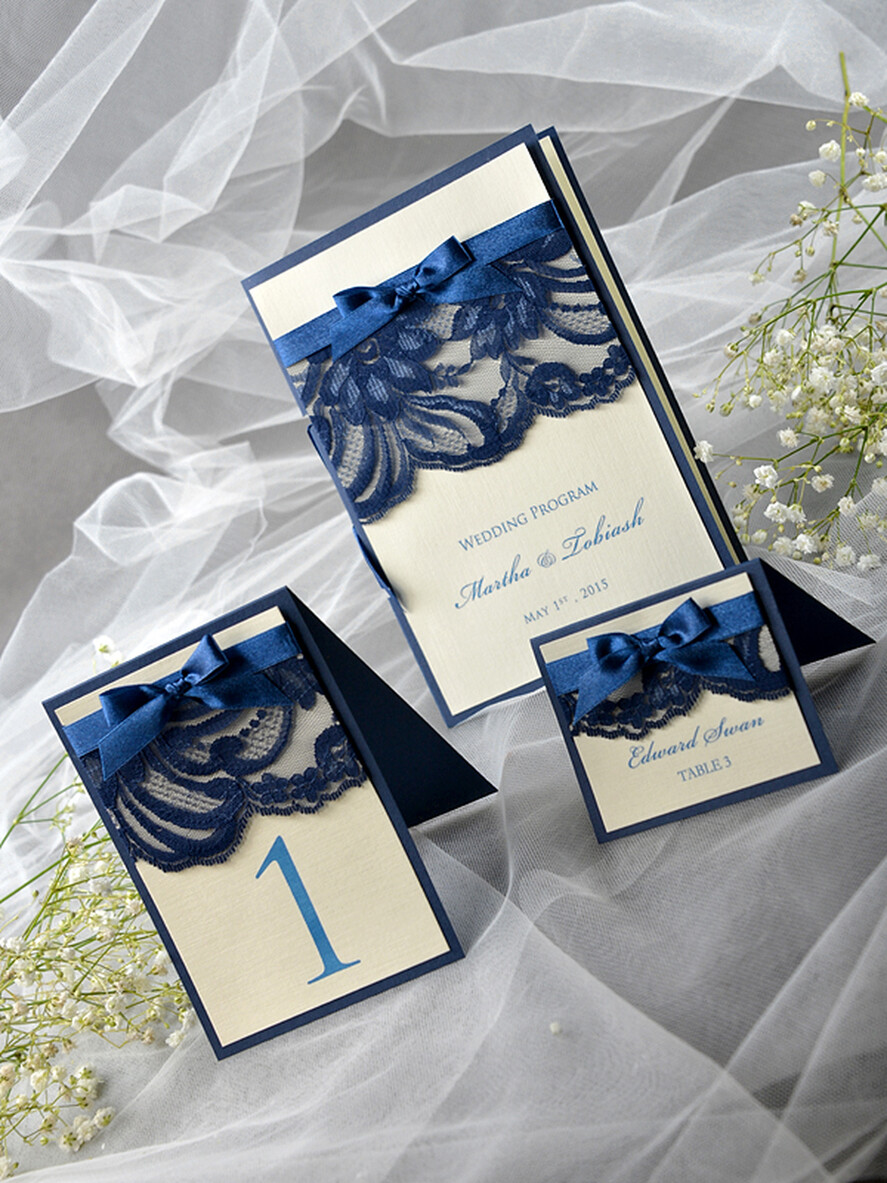 PLATZKARTEN / TISCHKARTEN  
 Rustikale Eco-Hochzeitsplatzkarten Elegante Ecru- und Marineblaue Hochzeitstischkarten, Rustikale Namensschilder, Romantische Hochzeitstischkarten mit Spitze und Ecru-Band, Individueller Text, Rustikale Hochzeitstischkarte