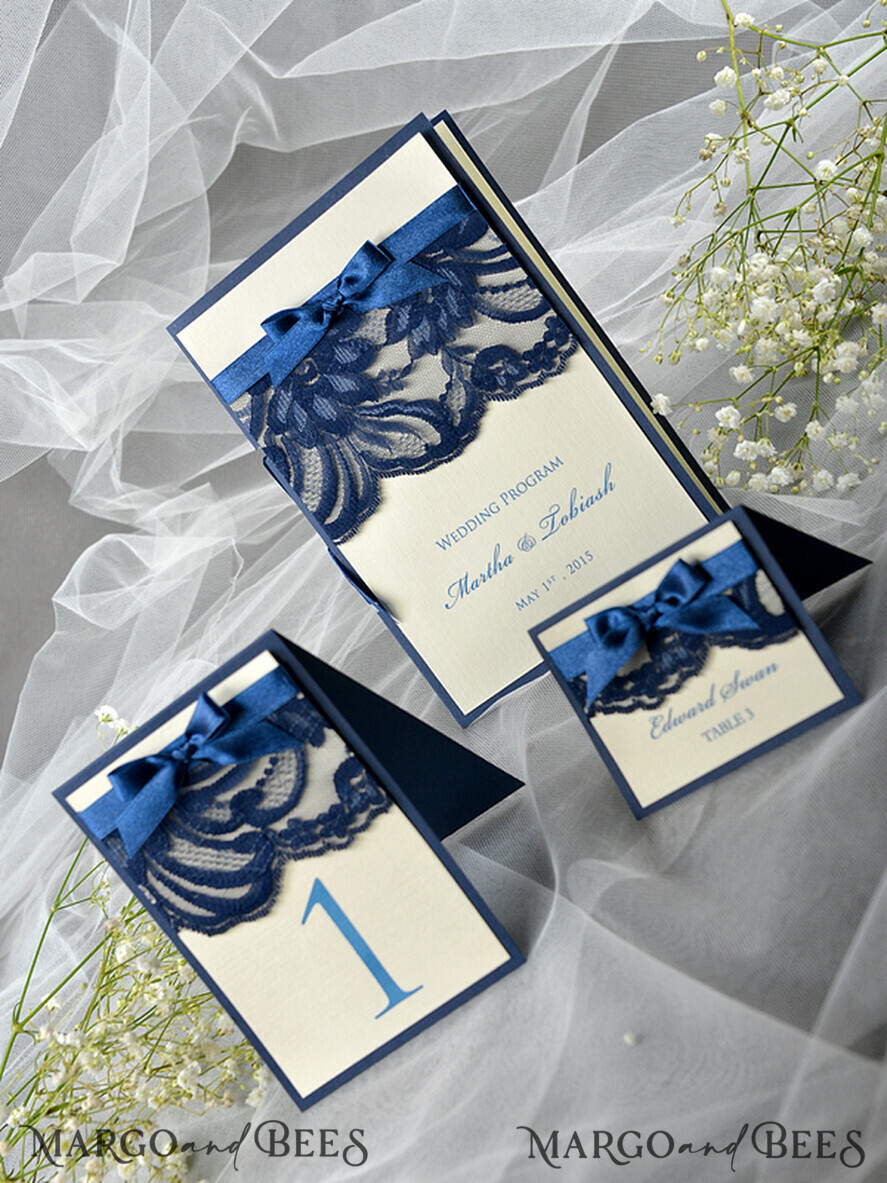 PLATZKARTEN / TISCHKARTEN  
 Rustikale Eco-Hochzeitsplatzkarten Elegante Ecru- und Marineblaue Hochzeitstischkarten, Rustikale Namensschilder, Romantische Hochzeitstischkarten mit Spitze und Ecru-Band, Individueller Text, Rustikale Hochzeitstischkarte