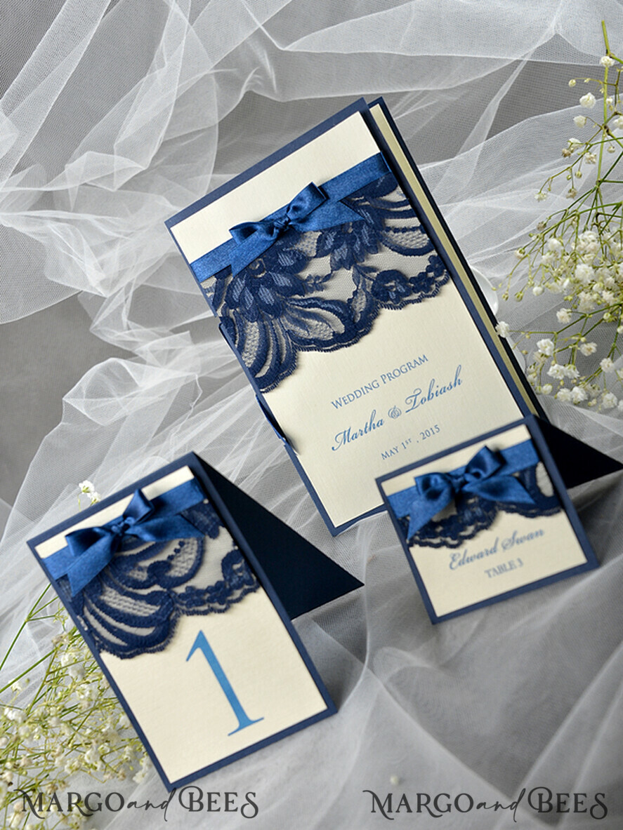 PLATZKARTEN / TISCHKARTEN  
 Rustikale Eco-Hochzeitsplatzkarten Elegante Ecru- und Marineblaue Hochzeitstischkarten, Rustikale Namensschilder, Romantische Hochzeitstischkarten mit Spitze und Ecru-Band, Individueller Text, Rustikale Hochzeitstischkarte