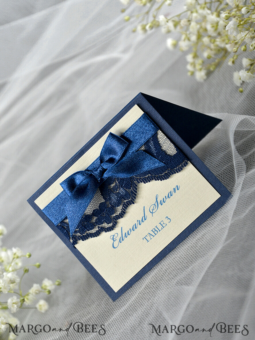 PLATZKARTEN / TISCHKARTEN  
 Rustikale Eco-Hochzeitsplatzkarten Elegante Ecru- und Marineblaue Hochzeitstischkarten, Rustikale Namensschilder, Romantische Hochzeitstischkarten mit Spitze und Ecru-Band, Individueller Text, Rustikale Hochzeitstischkarte