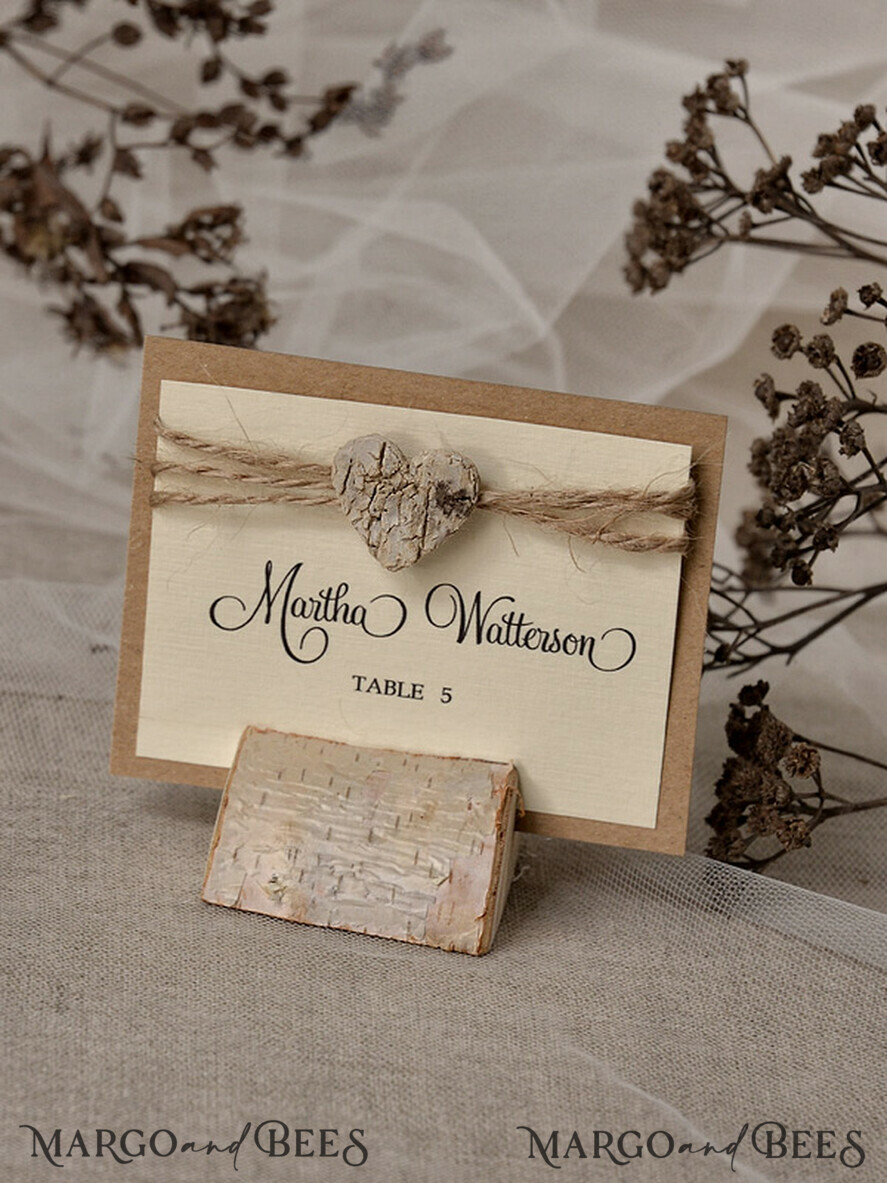 PLATZKARTEN / TISCHKARTEN  
 Rustikale Eco-Hochzeitsplatzkarten Minimalistische weiße Hochzeitsplatzkarten mit Jute-Schnur und Holzherz, rustikal öko-braun mit schwarzem Druck, zarte Hochzeitsnamensschilder, bearbeitbarer Text.